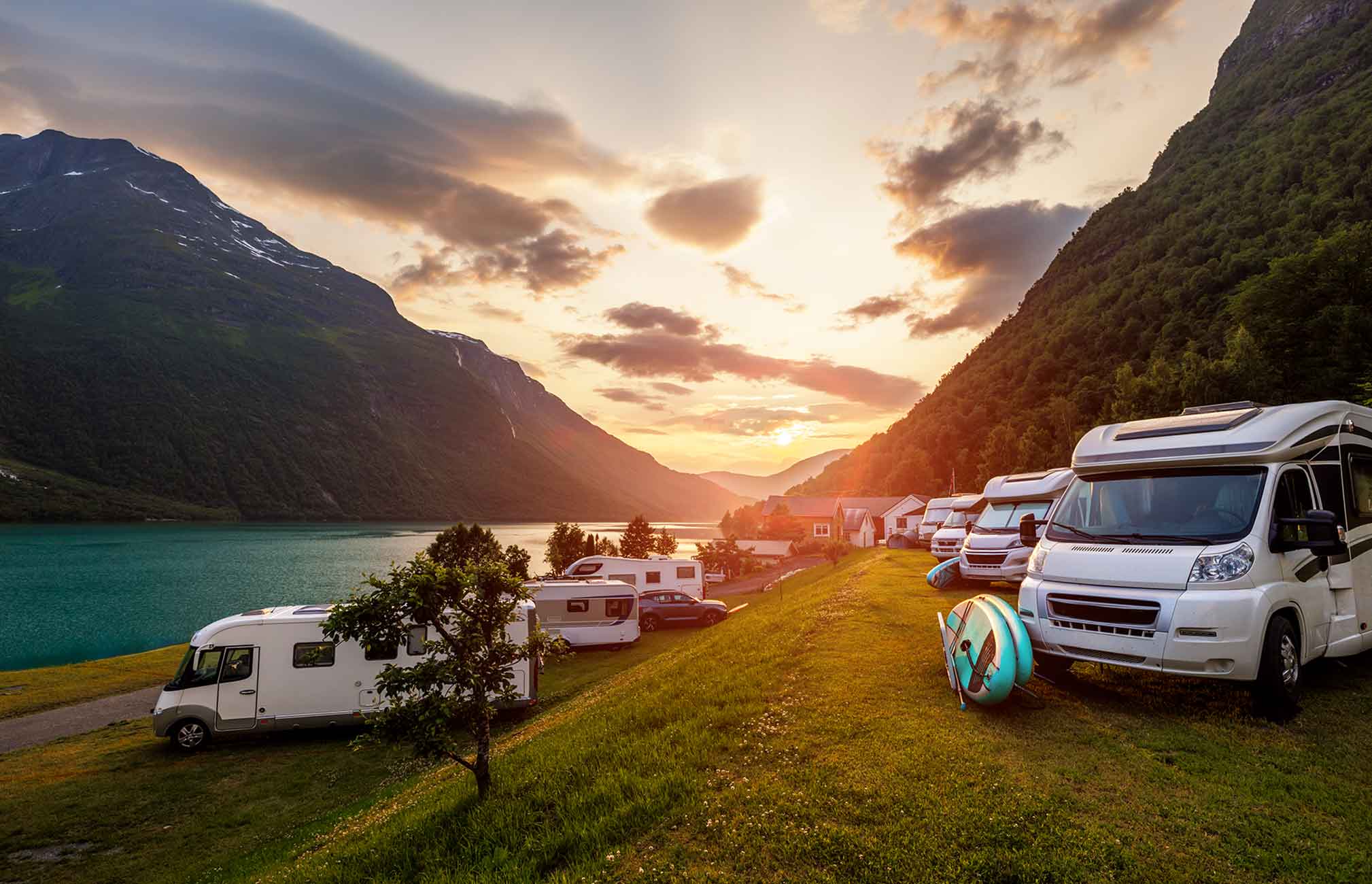 Caravaning in den Bergen — Passstraße mit Ausblick