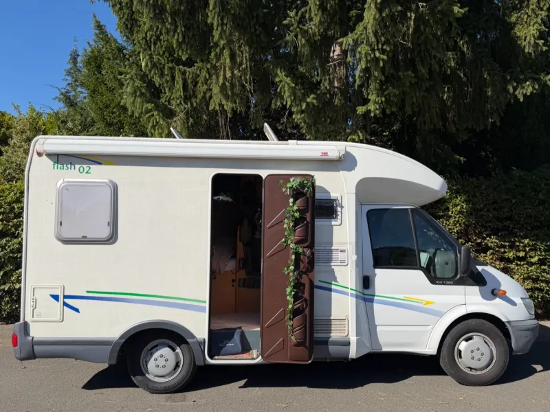 Ford Chausson Flash 02 - Kompakter Teilintegrierter | Autark mit Solar | TÜV 03/2027